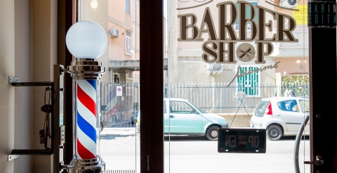 Pali colorati, rimandi a Inghilterra e Usa, cura dei dettagli: � il fenomeno "barber shop"